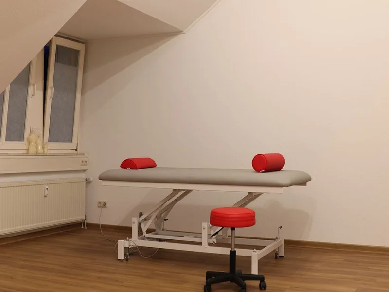 Behandlungsraum mit Bobathliege