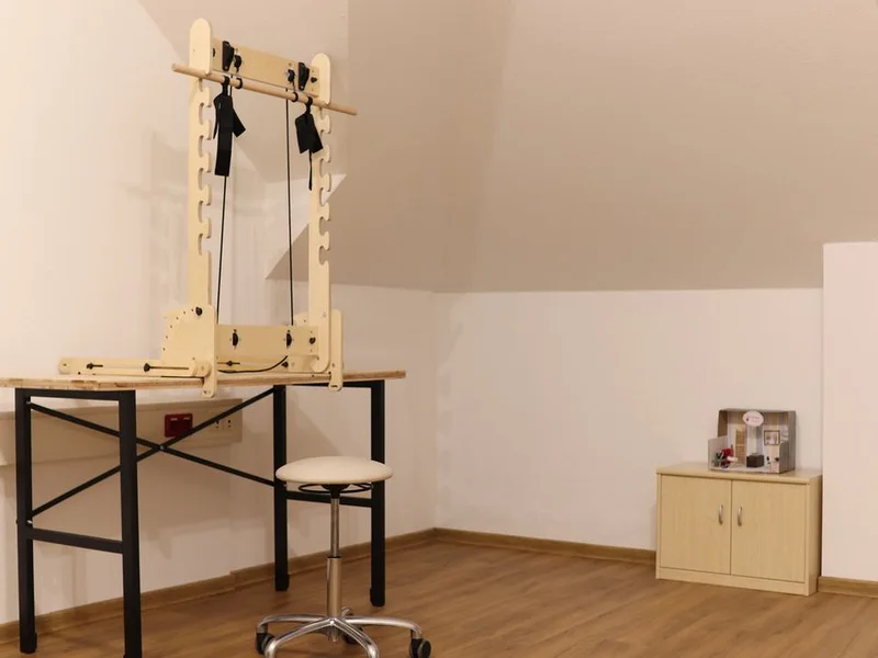 Heller Behandlungsraum unserer Praxis