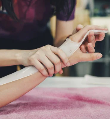 Anpassung einer Schiene in der Handtherapie